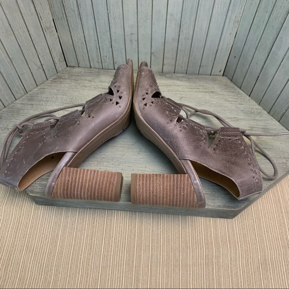 Lucky Brand Perforated Leather Block Heel 6M - Picture 9 of 11